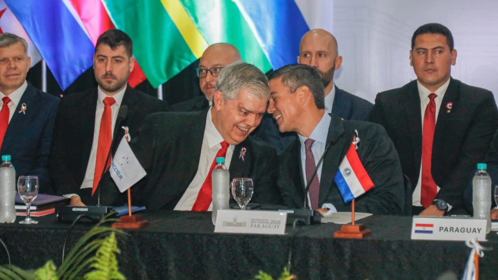 Santiago Peña y Enrique Riera bromean durante la apertura de la LV Reunión de Ministros del Interior y de Seguridad del Mercosur y Estados Asociados (RMIS).Foto: Gentileza Ministerio del Interior.