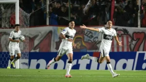Olimpia ganó sobre el final y apunta a los octavos en la Sudamericana.JUAN MABROMATA/AFP