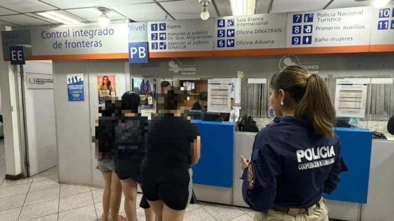 Trámite de ingreso a Paraguay de las tres compatriotas rescatadas.Foto: Gentileza.
