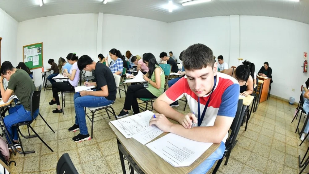 Estudiantes secundarios de escasos recursos podrán postular para una de las becas del MEC