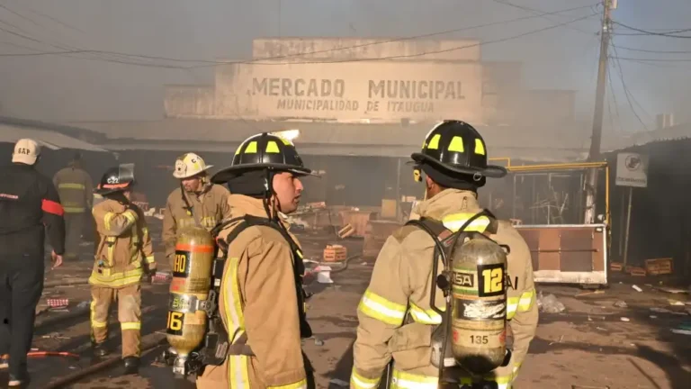 Bomberos trabajaron arduamente para controlar el incendio.