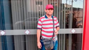 Reinaldo Suárez llegó hasta la sede del Laboratorio Forense del Ministerio Público, donde se encadenó. Foto: Gentileza