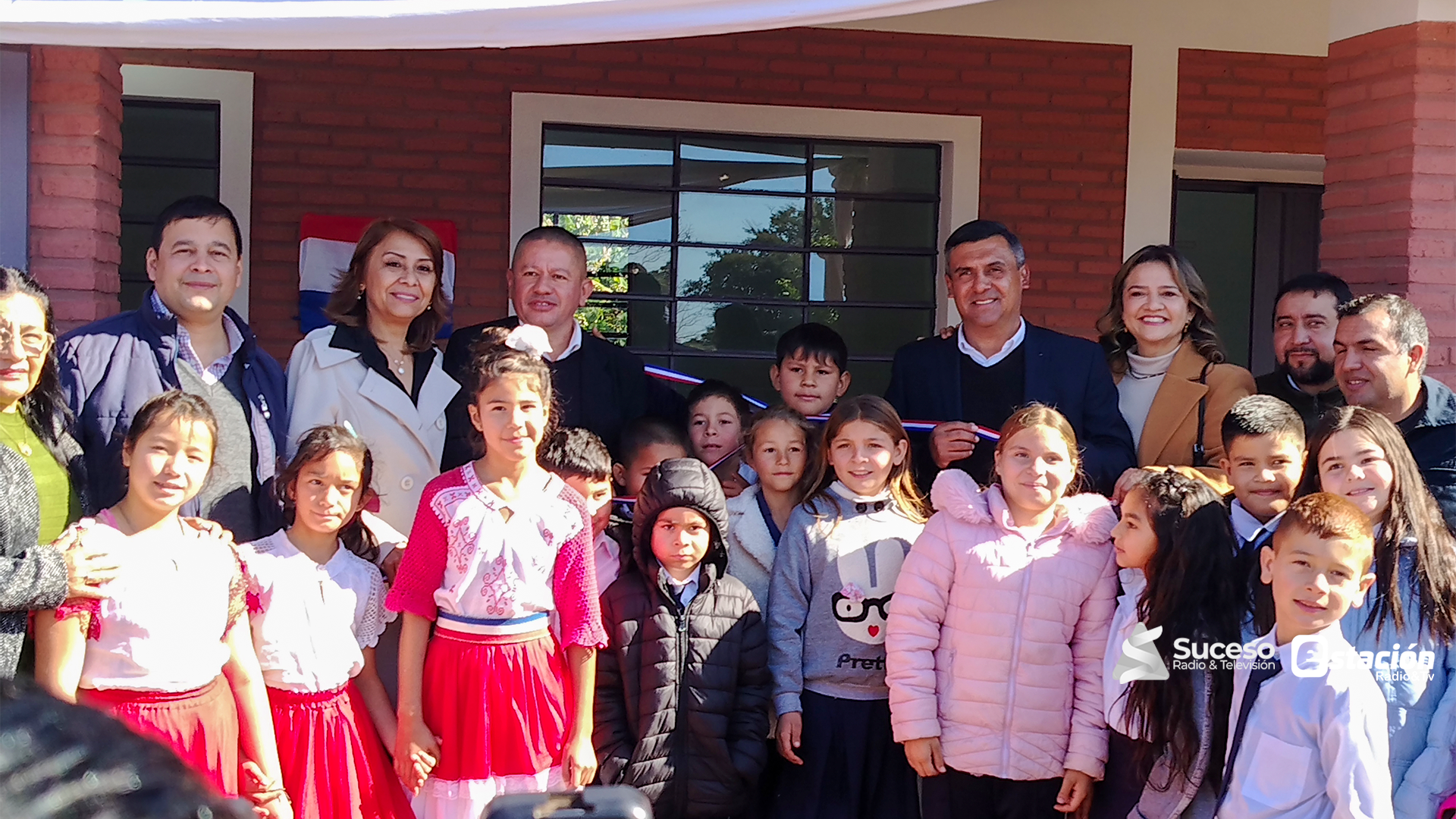 Municipalidad de Caazapá inaugura moderno pabellón de tres aulas y baños sexados en escuela Santa Librada.
