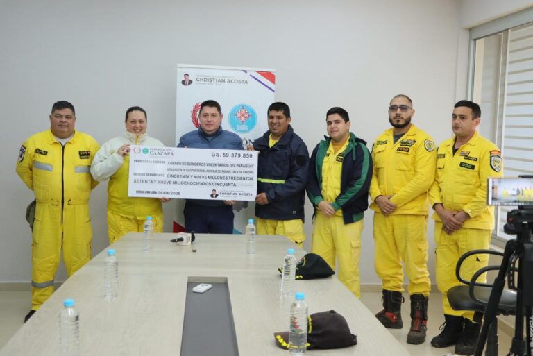 Gobernación de Caazapá entregó aporte de casi G. 60 millones a Bomberos Voluntarios.