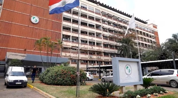 El vehículo del docente misionero fue robado del estacionamiento del Hospital Central del IPS.FOTO: ARCHIVO