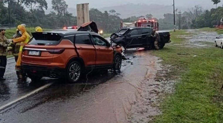 Las víctimas fatales viajaban a bordo de una camioneta de la marca Geely.