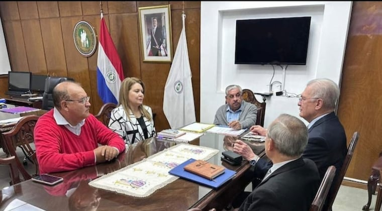 Isaías Fretes y Emiliano Rolón se reunieron en la Caja Central del IPS. Foto: Gentileza.