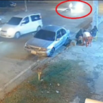 El hombre estaba arrastrándose en medio de la calle cuando fue arrollado. Imagen: captura de video.
