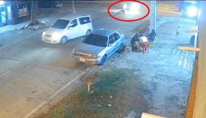 El hombre estaba arrastrándose en medio de la calle cuando fue arrollado. Imagen: captura de video.
