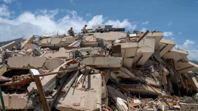 Bomberos buscan posibles víctimas en la cima de un edificio derrumbado en Caraballeda, estado de La Guaira, Venezuela, el 27 de junio de 2026, tras dos terremotos.Foto: Miguel Medina (AFP).