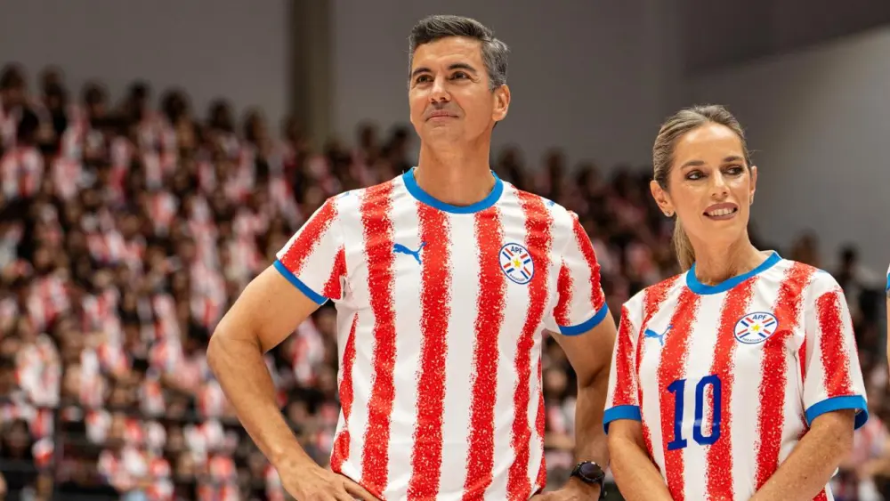 El presidente Santiago Peña alentando a la Albirroja junto a su esposa Leticia Ocampos.Foto: Gentileza- Presidencia.
