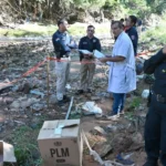 Agentes policiales inspeccionan la zona del hallazgo.Foto: Dardo Ramírez.