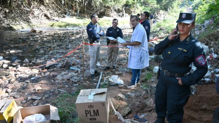 Agentes policiales inspeccionan la zona del hallazgo.Foto: Dardo Ramírez.