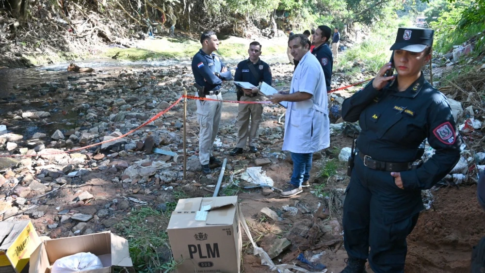 Agentes policiales inspeccionan la zona del hallazgo.Foto: Dardo Ramírez.