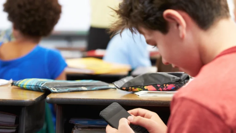 El proyecto de ley busca principalmente restringir el uso de celulares en el aula.Los celulares en las aulas están en la mira.