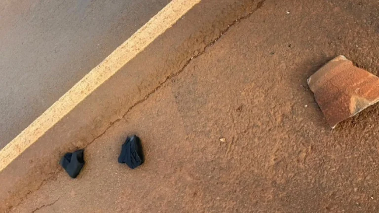 En el lugar se encontró un fragmento de lo que sería una fibra de freno, presumiblemente perteneciente a un camión de gran porte, que habría impactado contra el pavimento y luego contra la víctima.Foto: Edgar Medina.