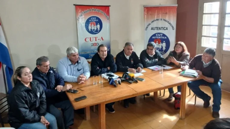 Centrales obreras rechazan reajuste del 5% del salario mínimo decretado por Peña