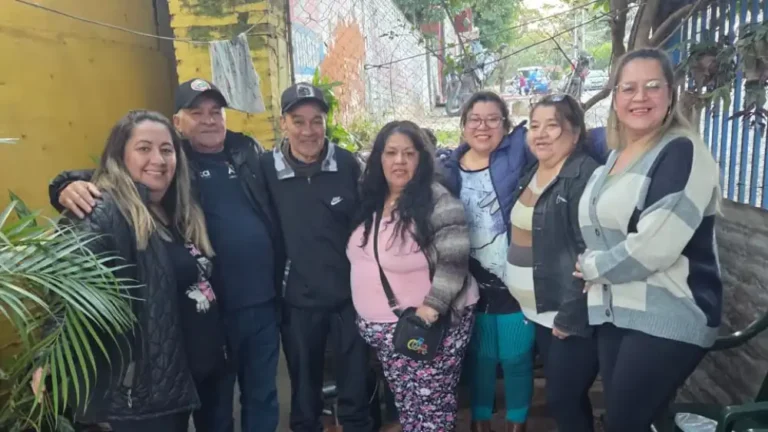 La familia reunida entre abrazos en un momento emotivo.Foto: Gentileza.