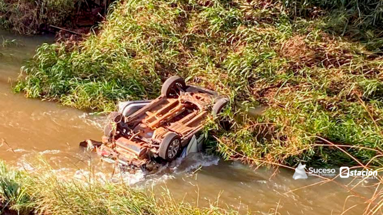 Vehículo cae al vacío en Guairá y conductora resulta lesionada