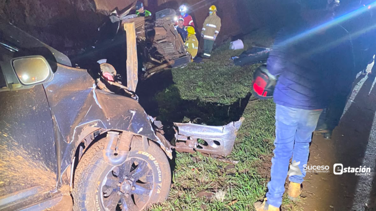 Tres muertos y un niño herido tras presunto choque frontal entre camionetas en Tava’i.