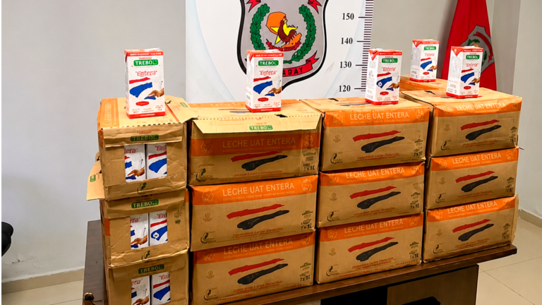 Aprehenden a hombre con 15 cajas de leche de merienda escolar; no pudo justificar su procedencia