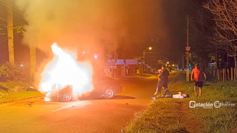 Un automóvil se estrelló contra una columna de la ANDE y fue consumido por el fuego. Un joven de 18 años falleció en el sitio, mientras que otros cuatro ocupantes lograron ser