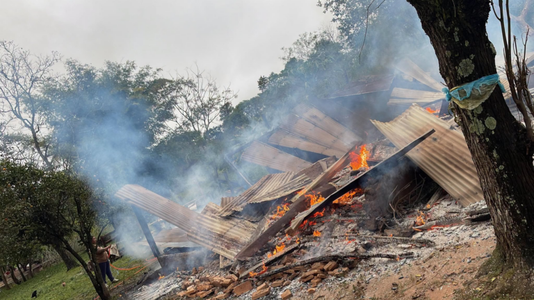 Presunto cortocircuito destruye por completo una casa en Caazapá