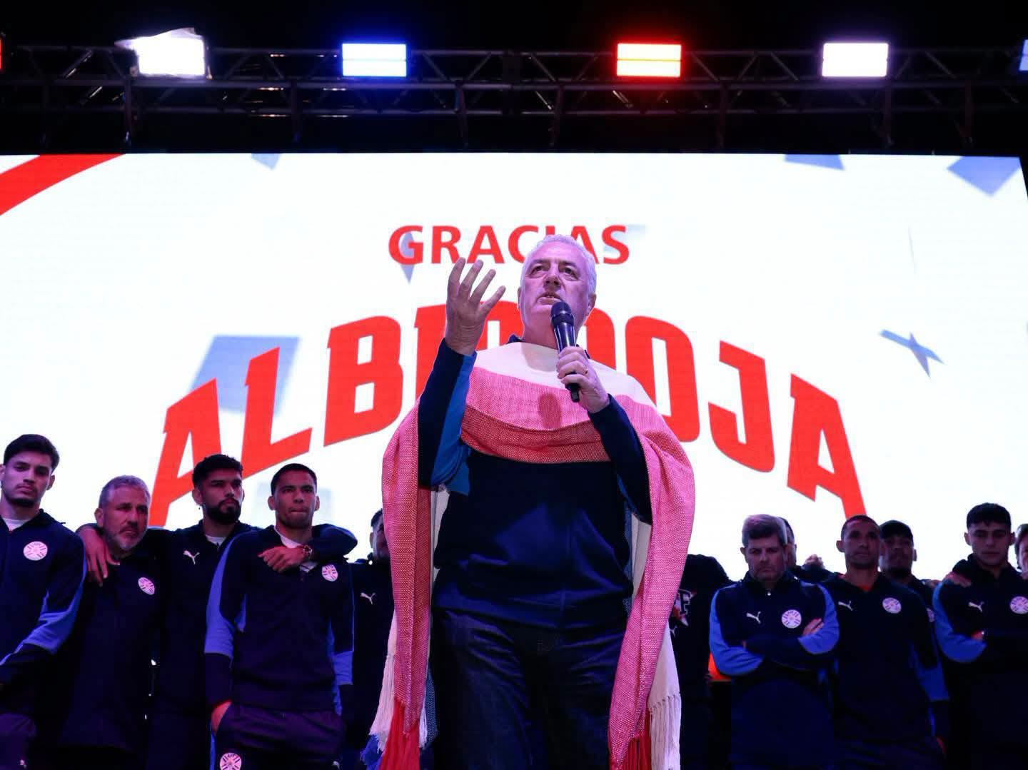 Gustavo Alfaro seguirá al frente de la Albirroja