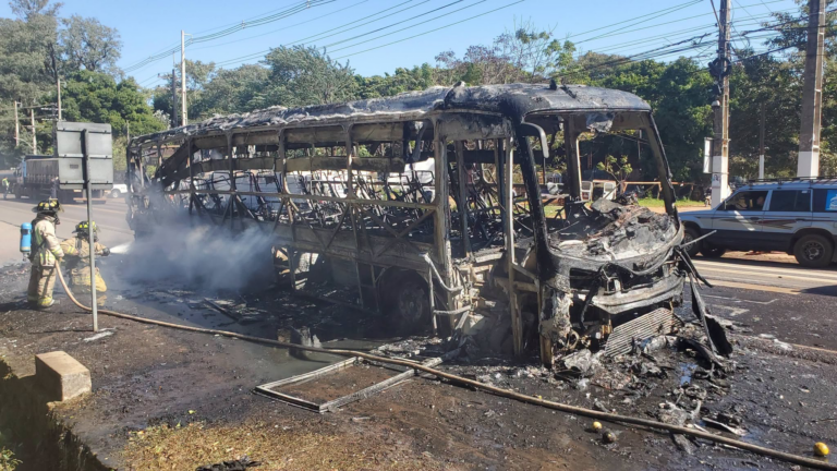 Bus de pasajeros queda totalmente destruido tras incendio en el acceso a Villarrica