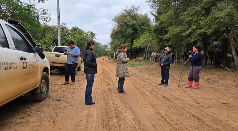 Técnicos acudieron a la zona de Ñeembucú para conversar con los productores. Foto: Senacsa.