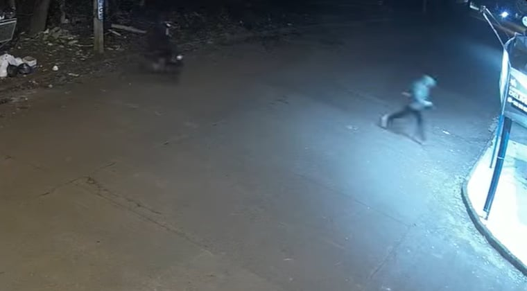 Momento en que los delincuentes llegan a la lomitería en motocicleta. Imagen: captura de video.