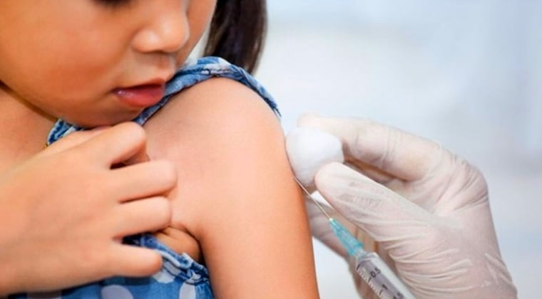 La vacunación es la única manera en que los niños están a salvo de contraer la contagiosa enfermedad. Foto: Archivo.