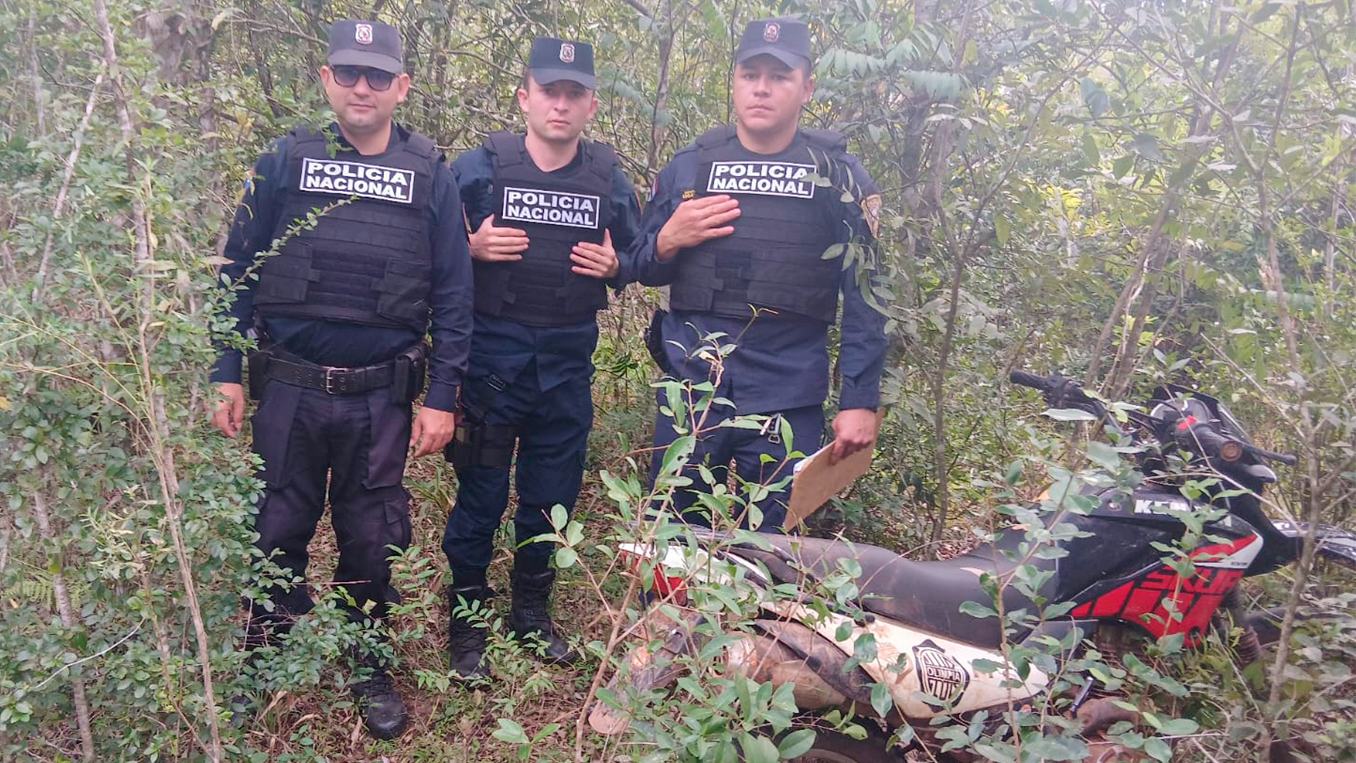 POLICÍA RECUPERA MOTOCICLETA ROBADA EN UNA ZONA BOSCOSA DE SAN JUAN NEPOMUCENO