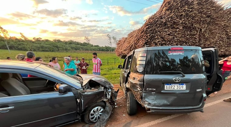 El automóvil impactó contra la parte posterior de un camión transportador de caña de azúcar. Foto: Gentileza.