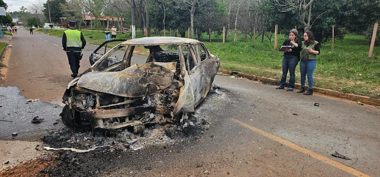 Un automóvil se estrelló contra una columna de la ANDE y fue consumido por el fuego. Un joven de 18 años falleció en el sitio, mientras que otros cuatro ocupantes lograron ser rescatados