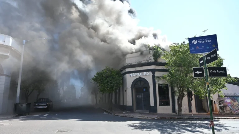 Voraz incendio consume bar en el microcentro de Asunción