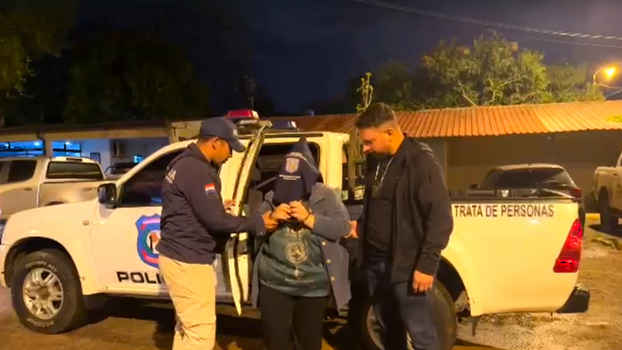 Cecilia Morínigo es bajada de una patrullera tras su detención. Foto: Edgar Medina.