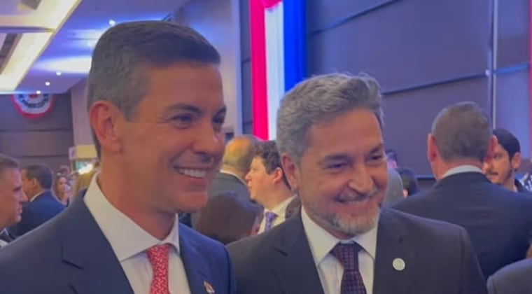 Santiago Peña con Mario Abdo.