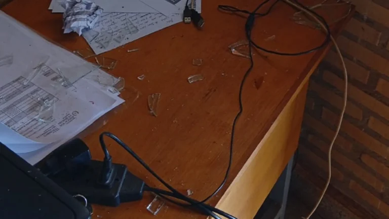 Los delincuentes se robaron una computadora tipo notebook, de color negra, marca Acer, que se encontraba sobre un escritorio.Foto: Édgar Medina.