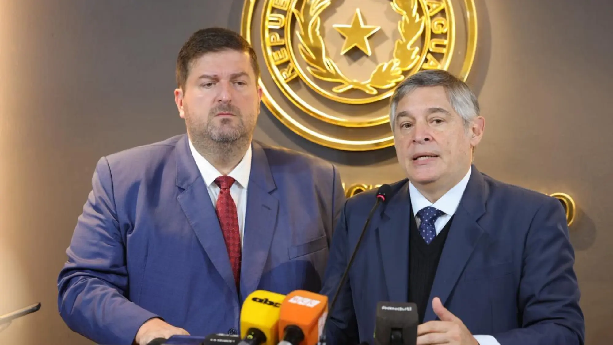 El senador Patrick Kemper y el ministro de Educación, Luis Ramírez. Foto: Senado.