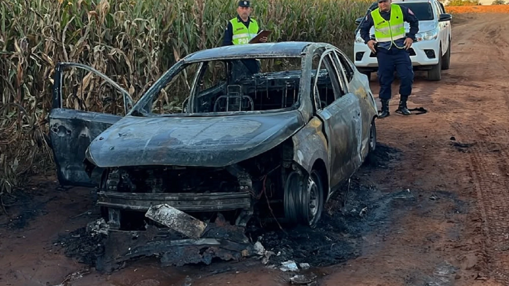 El automóvil que habría sido utilizado en el homicidio fue hallado abandonado en Zanja Pytá, Departamento de Amambay.Foto: Gentileza.