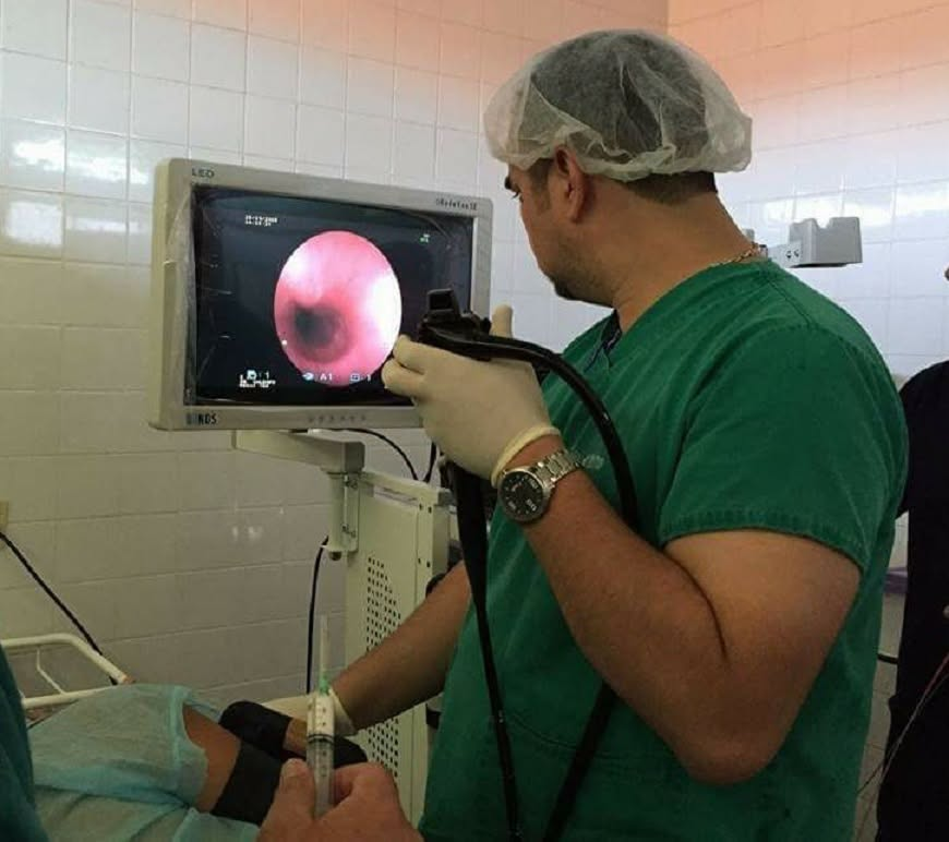 Tragó su prótesis dental y pasó nueve horas con ella atascada en el esófago