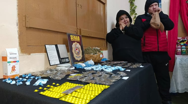 Varias porciones de drogas fueron halladas en poder de la mujer detenida. Foto: SENAD.