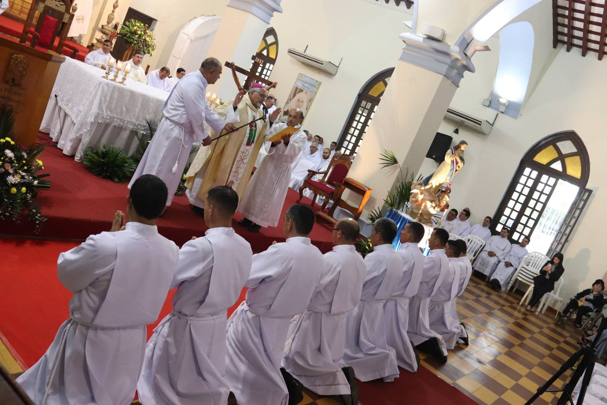 Ordenan a nueve diáconos permanentes en la Catedral de Caazapá