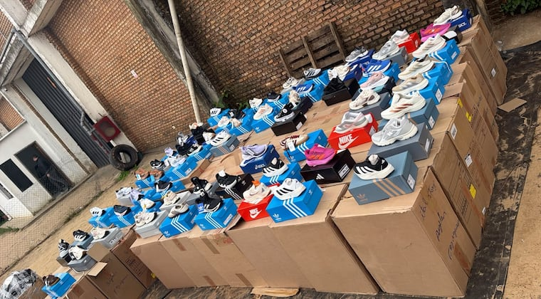 Entre la carga fueron detectadas 74 cajas de calzados, cada una con 12 pares, además de otra caja que contenía 36 pares de calzados de distintas marcas. Foto: Gentileza.