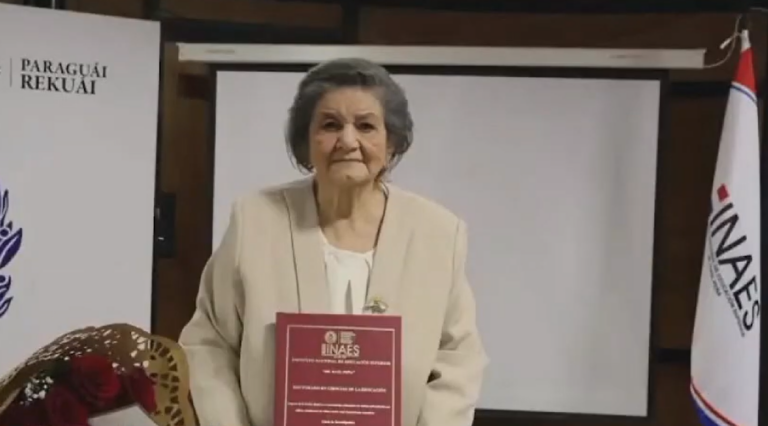 A los 93 años, docente paraguaya culmina un doctorado y deja un mensaje de superación