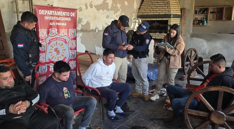 Cinco personas fueron detenidas durante el allanamiento. Foto: Gentileza.