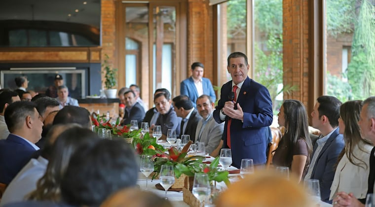 Cartes reúne a diputados colorados y confirma que buscará la reelección en la ANR