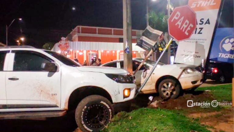 Aparatoso choque en el centro de Caazapá dejó importantes daños materiales