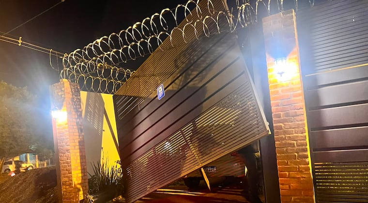 De esta manera quedó el portón de la víctima tras el asalto. Foto: Gentileza.